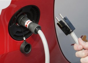 Telefónica empleará sus cabinas en la recarga de los coches eléctricos