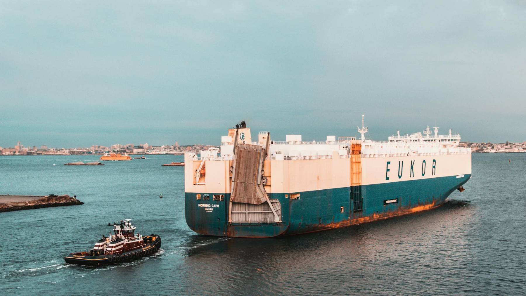 A transport ship takes hydrogen from Australia to Germany.