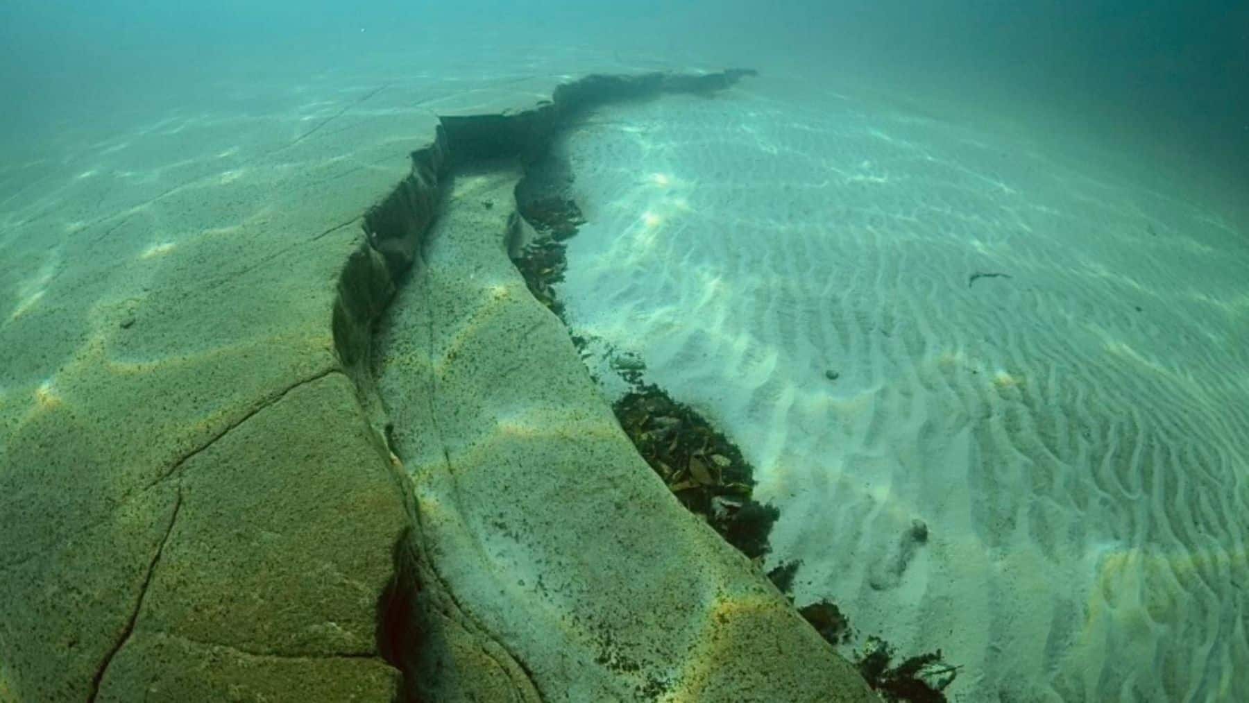 Unleashing the Power: The Renewable Potential of Great Lakes' Waves and Wind