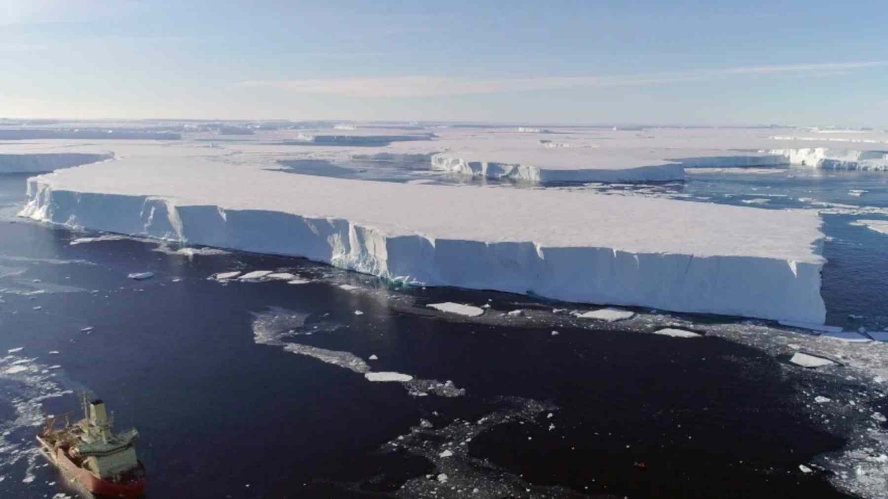 Scientists warn: the glacier at the end of the world is not only melting, but is now tearing apart from within
