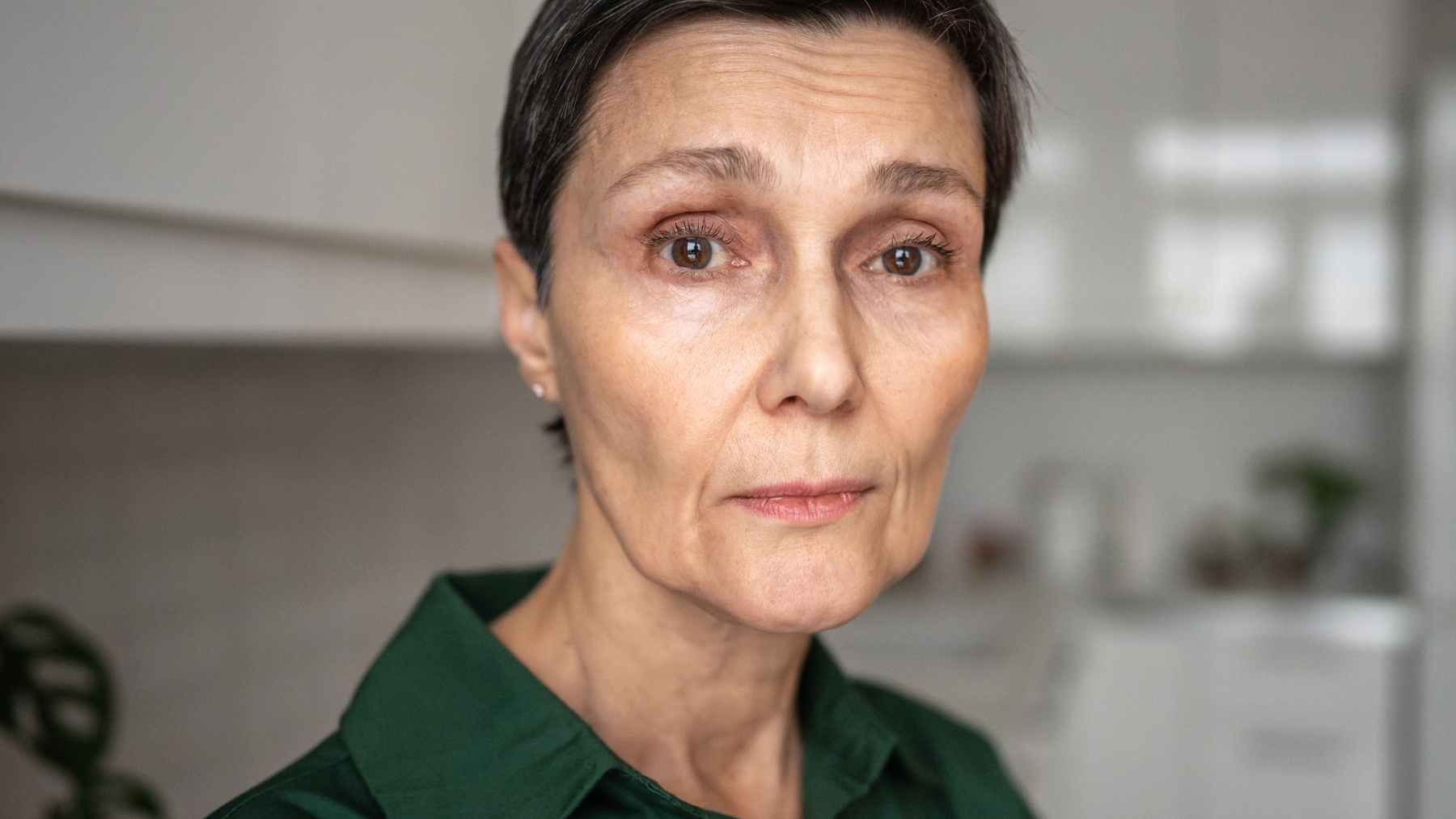 Older woman with a concerned expression, highlighting slower speaking pace as an early cognitive decline sign