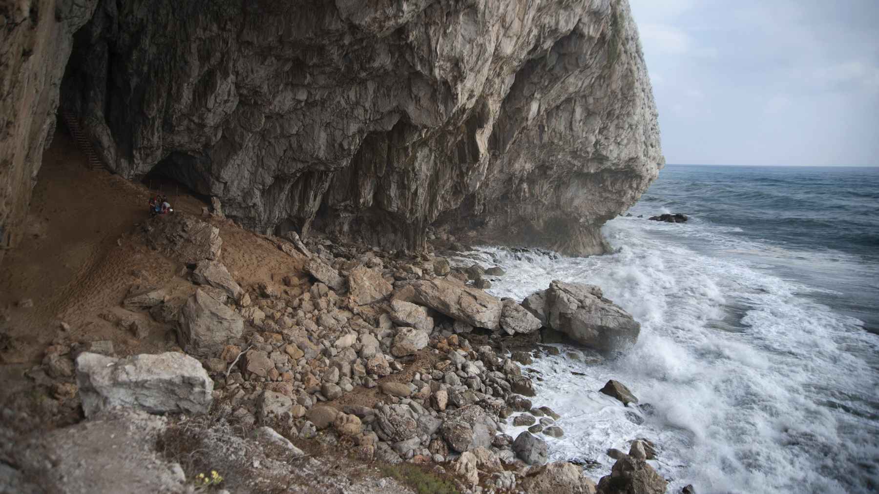 Vanguard Cave on Gibraltar’s Mediterranean cliffs, where archaeologists found a chamber sealed for 40,000 years with Neanderthal clues.