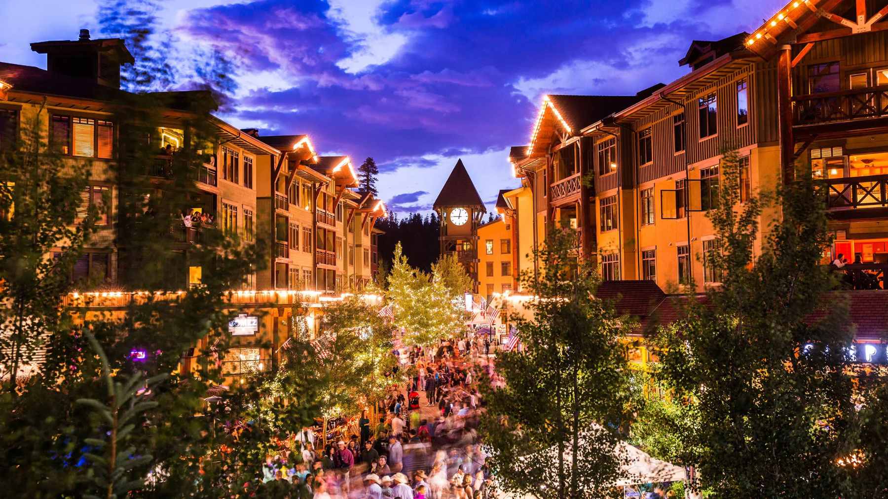 Crowds in Mammoth Lakes, California, as an AirNow alert warns of unhealthy PM2.5 air pollution in the Sierra Nevada.