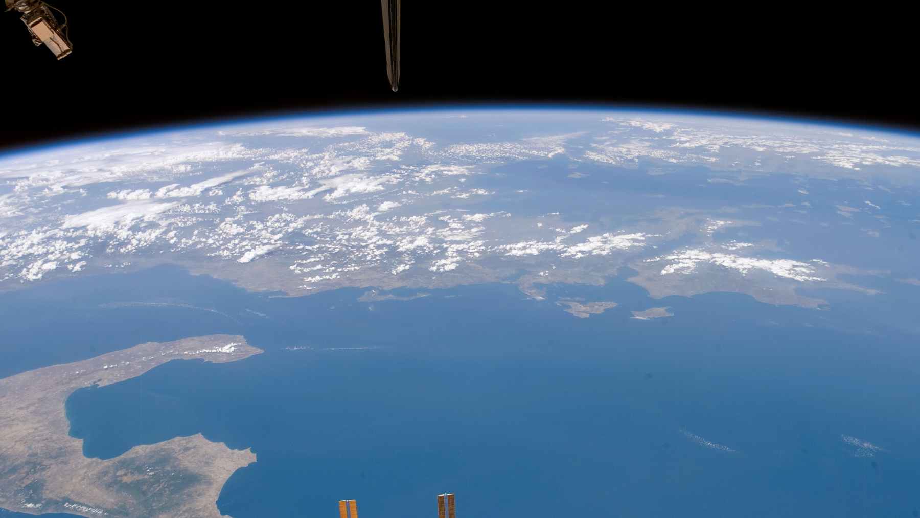 Earth’s curved horizon and vast ocean seen from the International Space Station, highlighting the planet’s growing heat stored in the seas.
