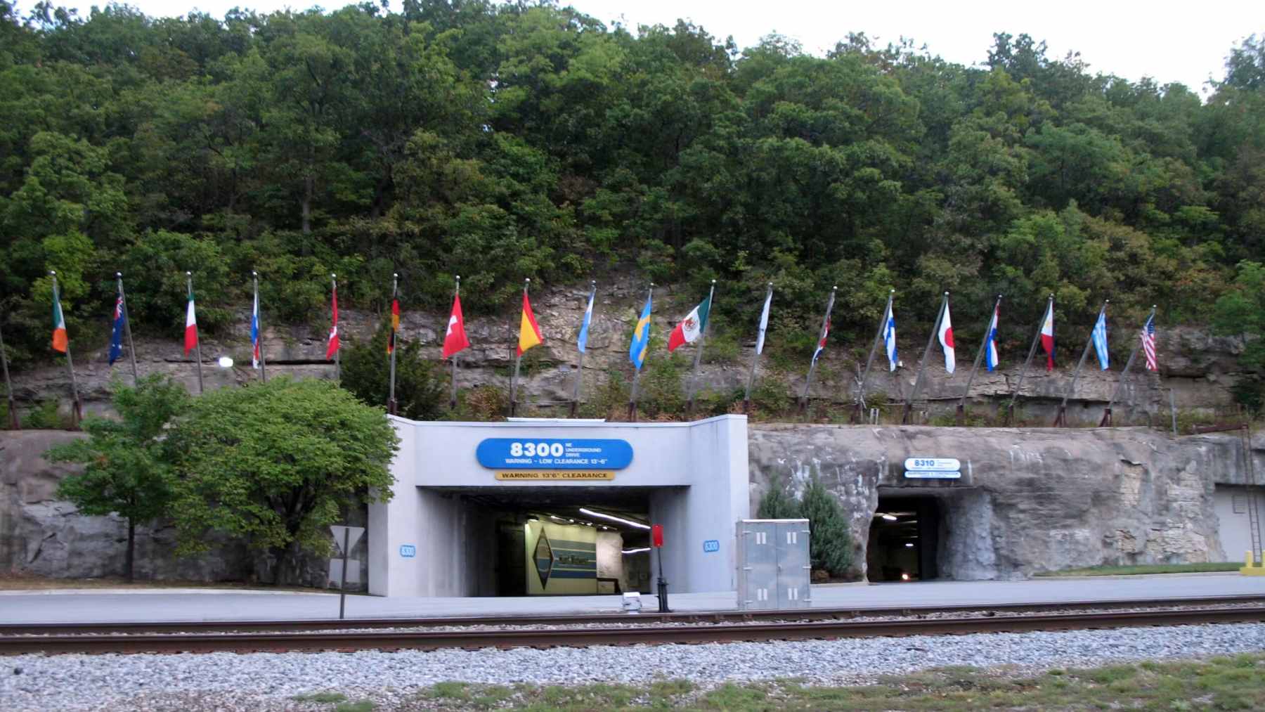 Unutrašnji pogled na SubTropolis, golemi podzemni rudnik vapnenca u Kansas Cityju koji se koristio za skladištenje neprodanih automobila Ford Maverick tijekom 1970-ih.