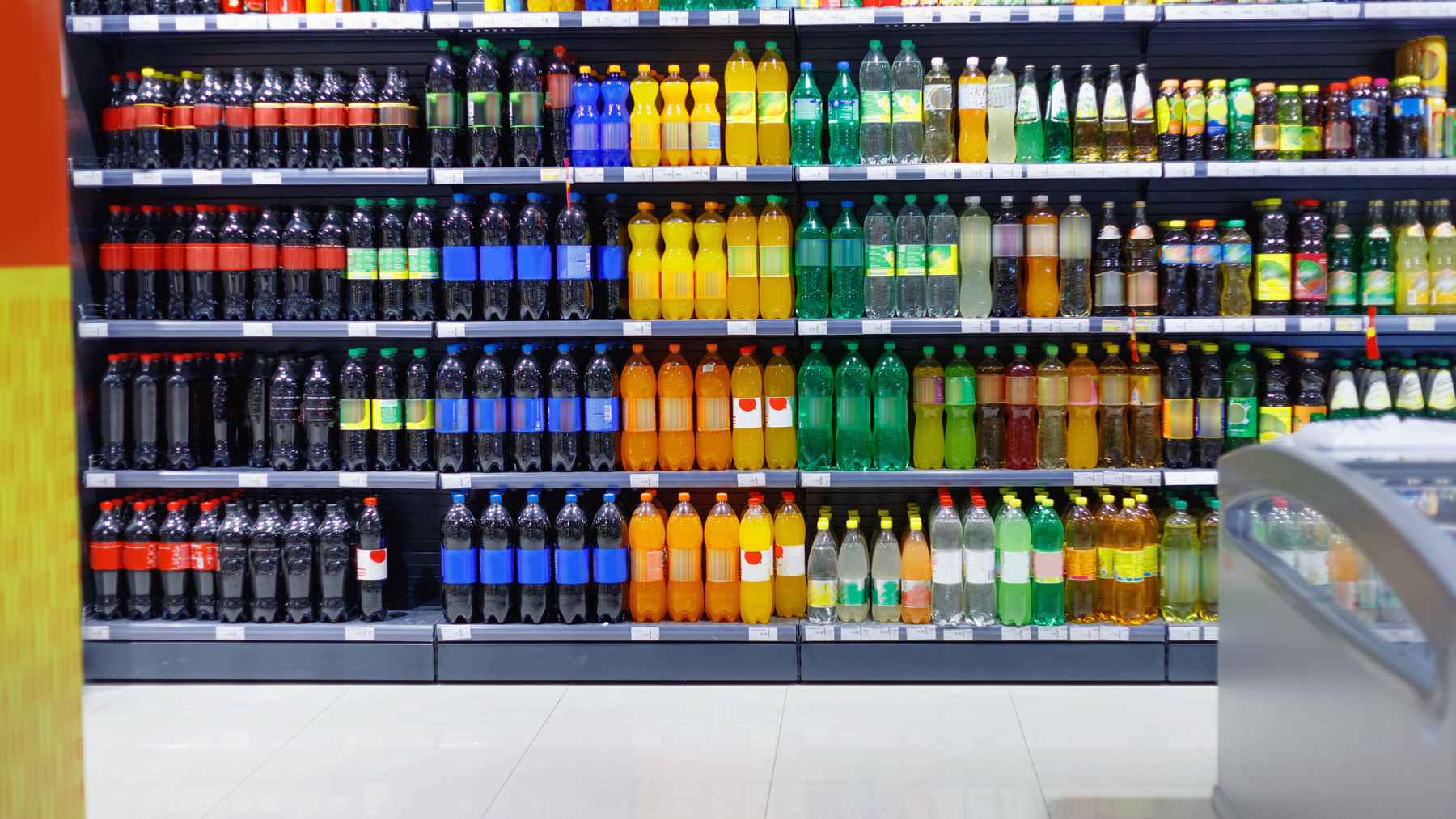 Bottles of soda and sugar-free drinks on a supermarket shelf, highlighting concerns about erythritol and vascular health.