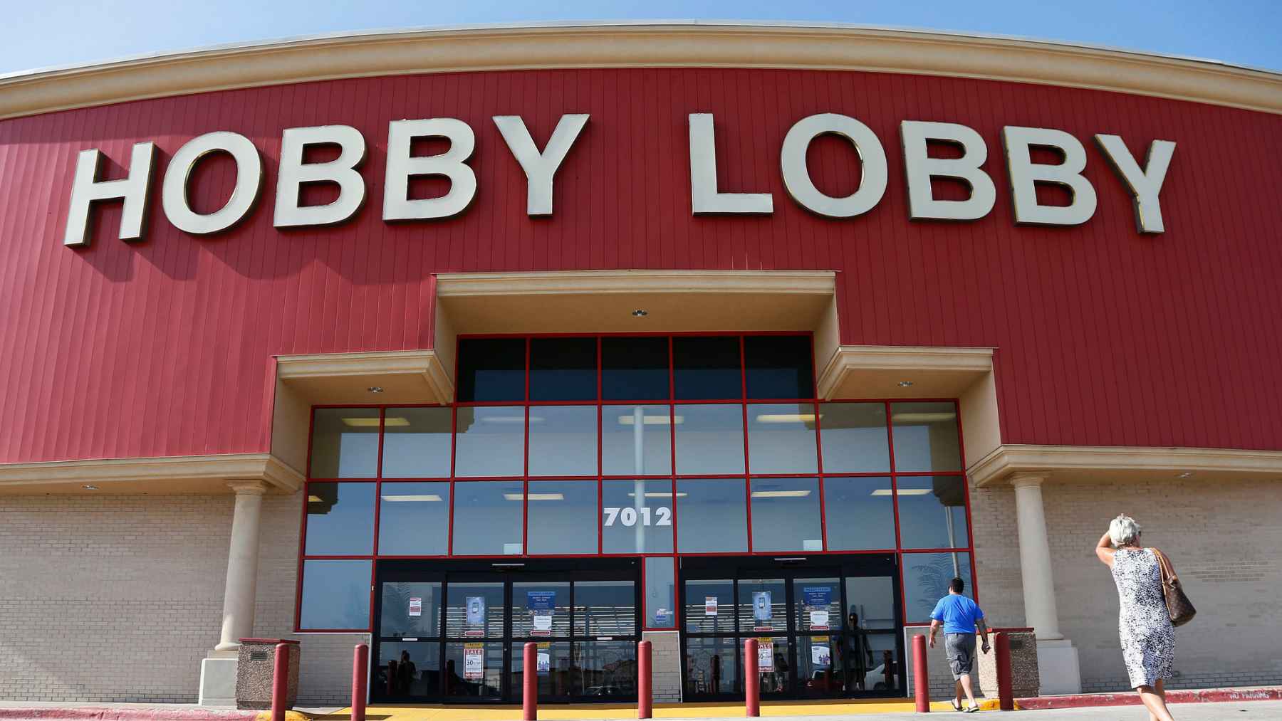 Hobby Lobby storefront exterior where viral cabbage-shaped ceramic plates under $13 are sold