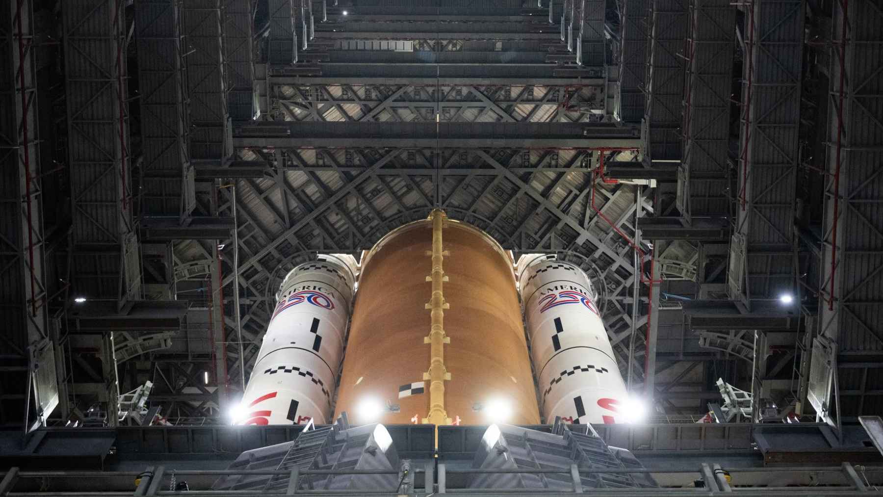NASA’s Space Launch System rocket for Artemis II rolls out of the Vehicle Assembly Building toward Launch Pad 39B at Kennedy Space Center