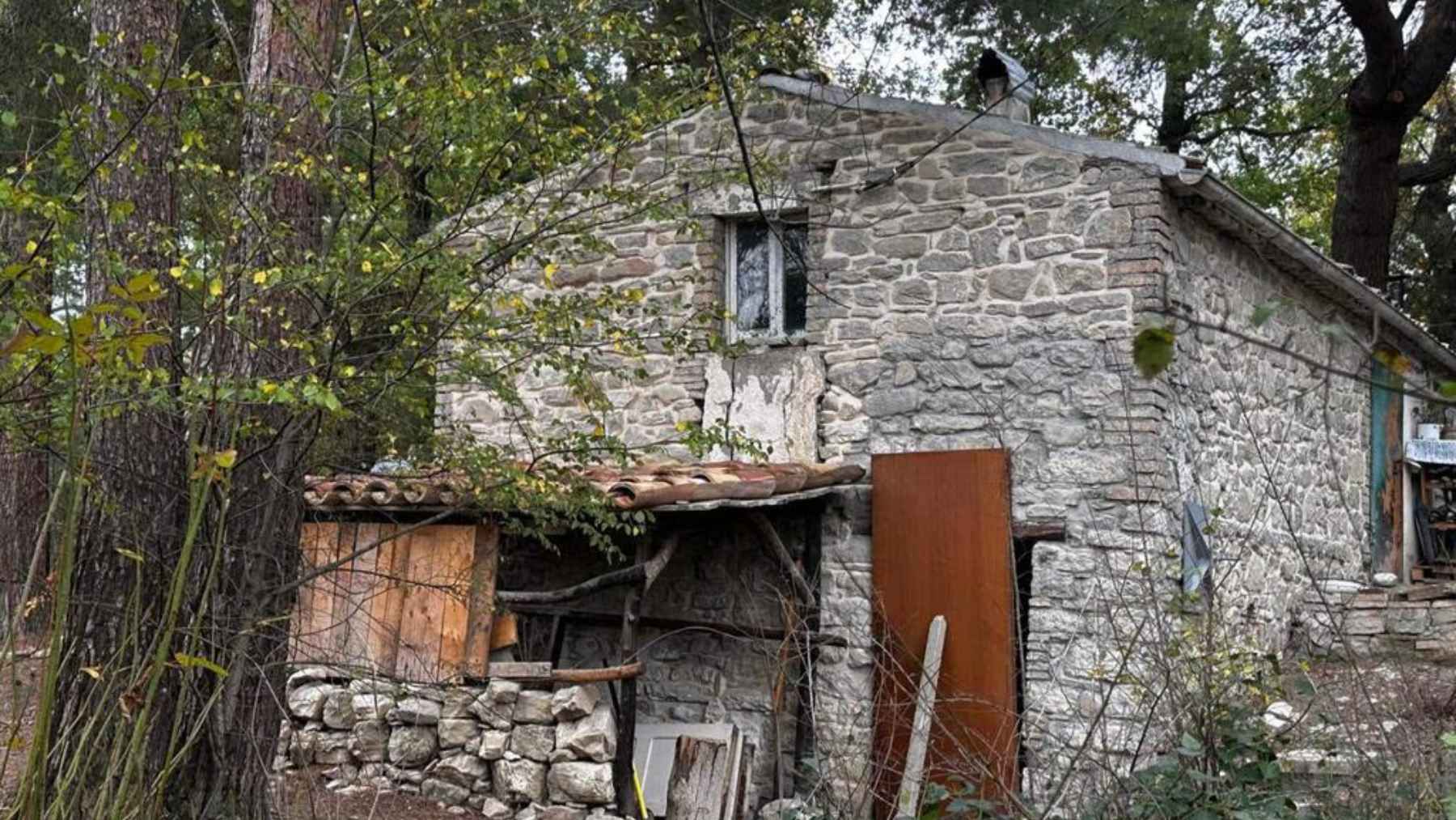 Off-grid parents Nathan Trevallion and Catherine Birmingham with their three children near their forest home in Palmoli, Abruzzo, Italy.