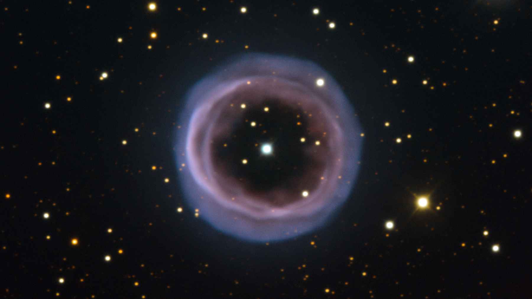 Image of the Ring Nebula highlighting the newly discovered bar of super hot iron gas across its center.