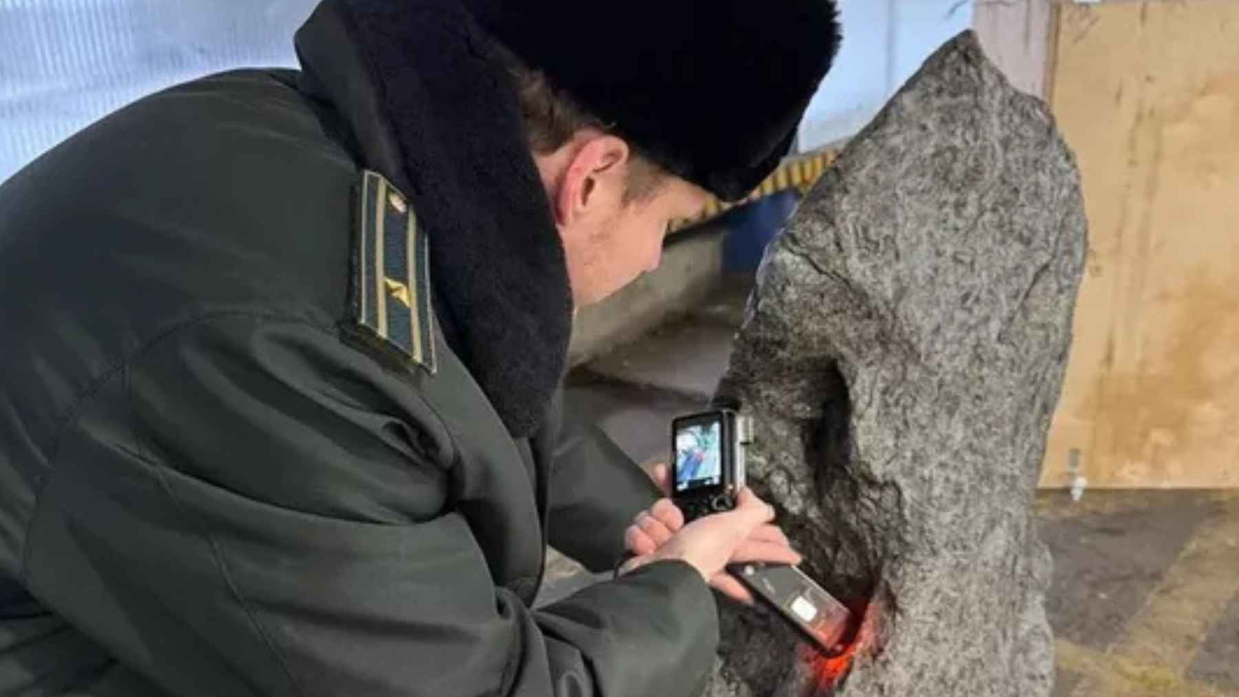 Large fragment of the Aletai iron meteorite seized by Russian customs after smugglers attempted to export it as a garden sculpture.