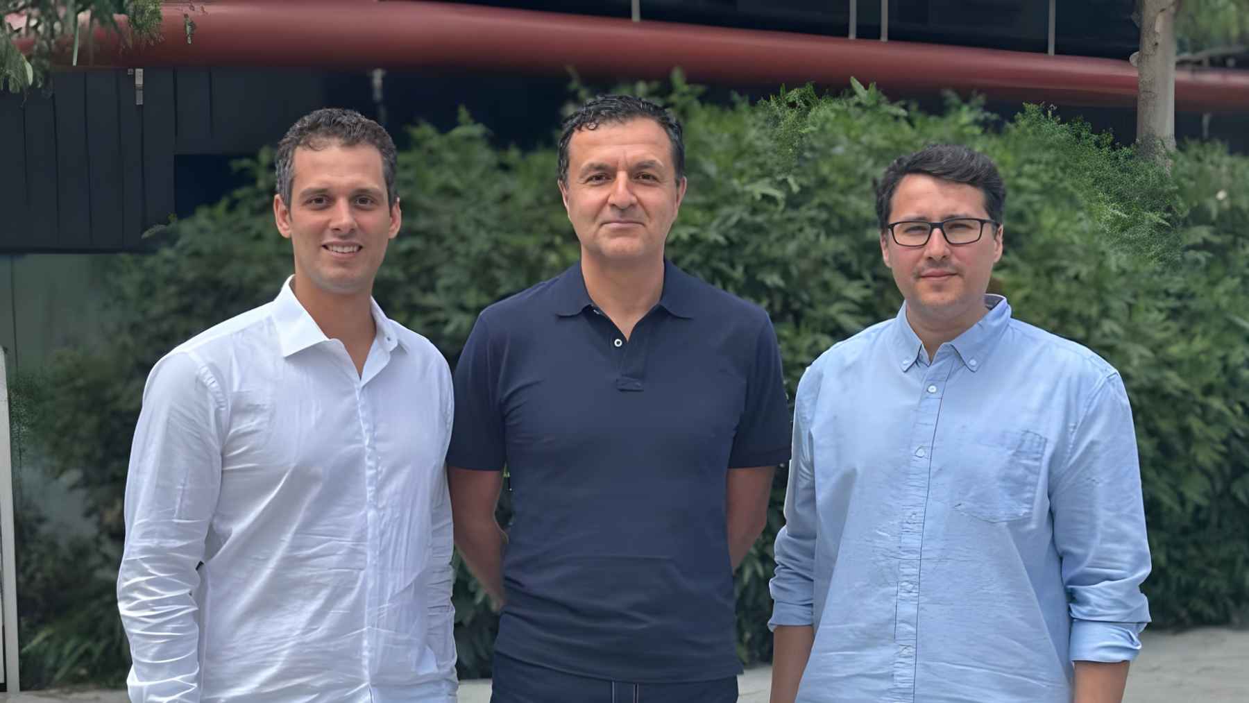 Dr. Francois Allioux, Professor Kourosh Kalantar-Zadeh, and PhD candidate Luis Campos, the researchers behind a new hydrogen production study
