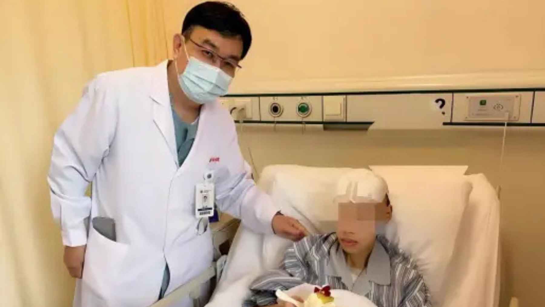 Neurologist standing beside an elderly patient in a hospital bed during treatment linked to focused ultrasound research for Alzheimer’s.