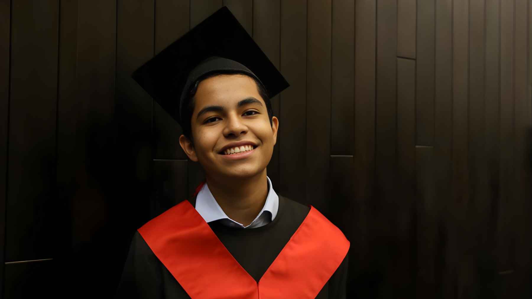 Ian González Santos during a university degree ceremony with academic recognition in Mexico
