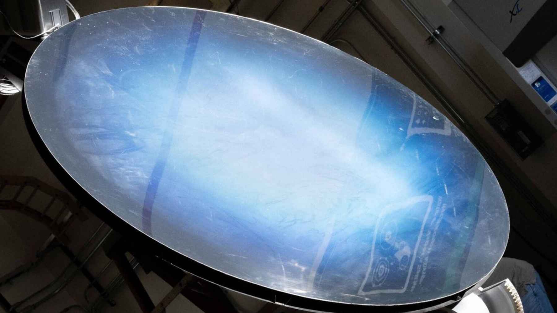 NASA experiment using concentrated sunlight to extract oxygen from simulated lunar soil in a lab setup