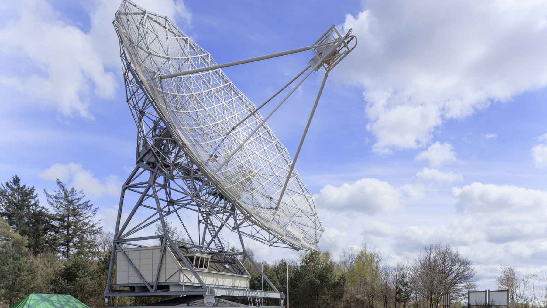 Dwingeloo radio telescope detecting Voyager 1 signal from deep space