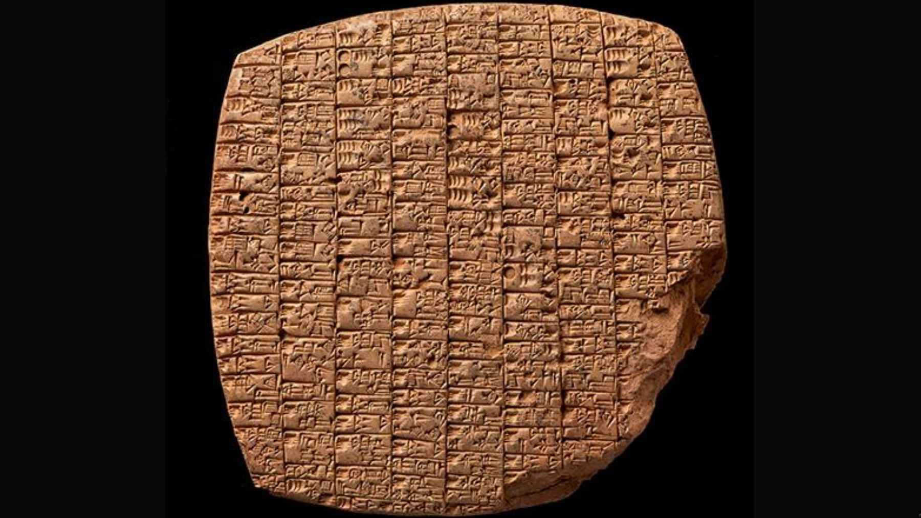 Ancient clay tablet with cuneiform writing, similar to the tablets decoded in Denmark’s Hidden Treasures project.
