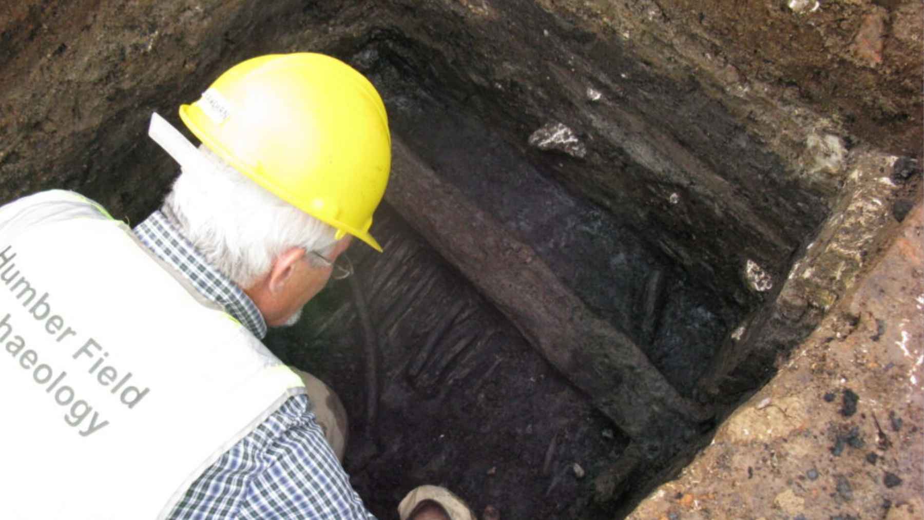 Construction workers in northern England were digging through ordinary ground when they uncovered a 2,200-pound cannon that may have been buried for more than 300 years 1 Archaeologist examining a large buried cannon during excavation work in Hull England