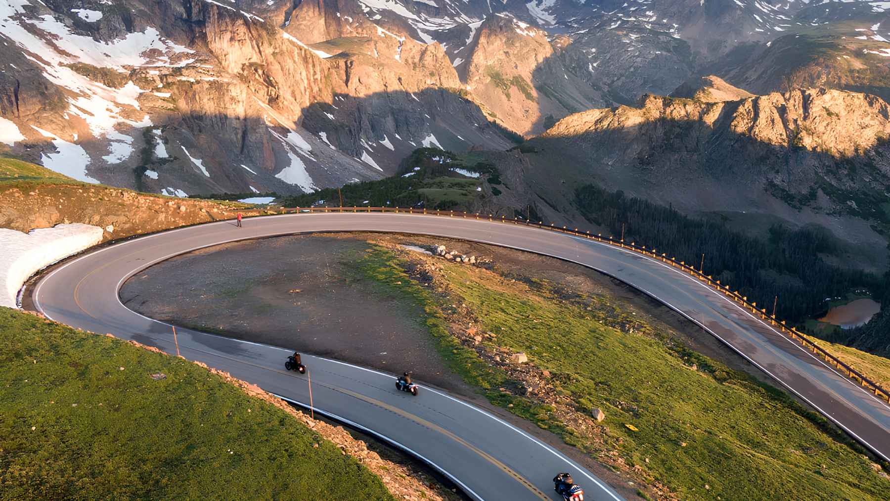 The Beartooth Highway links Montana and Wyoming near Yellowstone, and its high-altitude stretch turns a simple drive into one of America’s most dramatic roads 1 Beartooth Highway winding through a dramatic mountain landscape between Montana and Wyoming near Yellowstone.