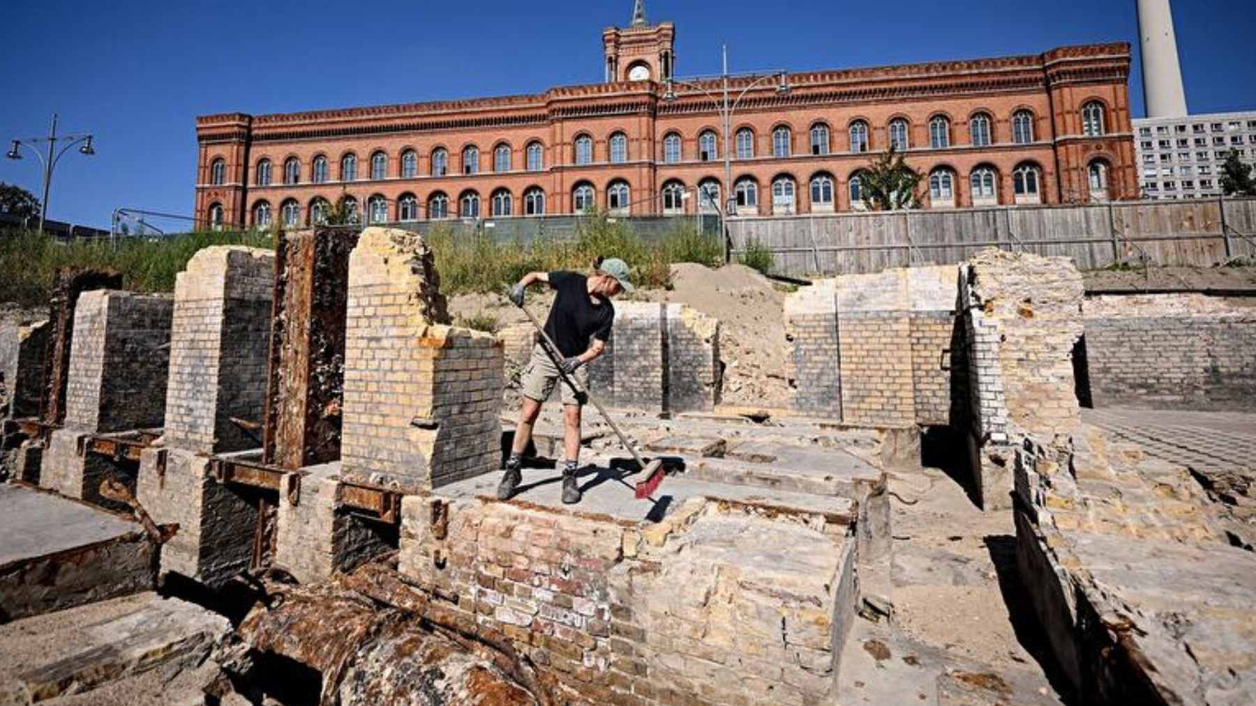 Archaeologists working at the Molkenmarkt excavation site in Berlin to recover medieval artifacts before urban redevelopment.