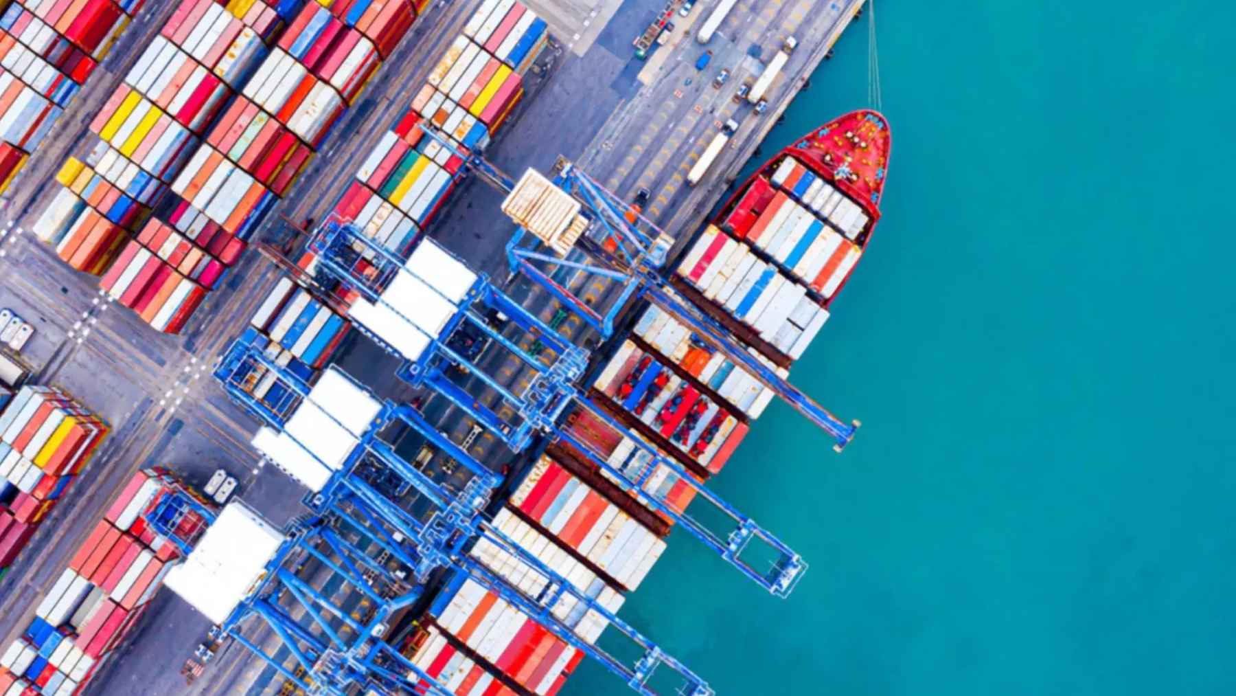 China receives the first shipment of 200,000 tons from Africa’s largest “hidden iron” deposit: the move smells like a geopolitical shift 1 Container ship loading cargo at a major Chinese port connected to global iron ore and steel trade