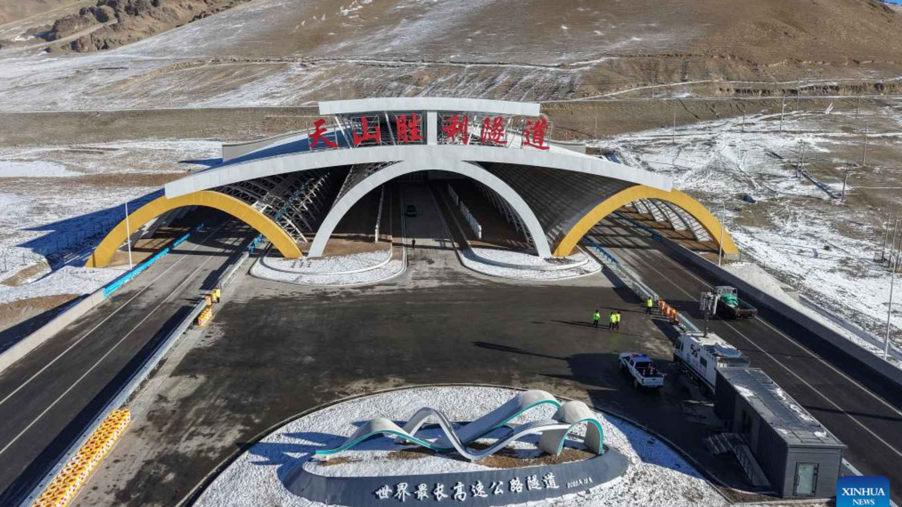 The rubber used in underwater tunnels is degrading much faster than expected: the problem is silent… and it could become incredibly expensive if no one stops it in time 1 High-altitude highway tunnel entrance in China built through mountainous terrain