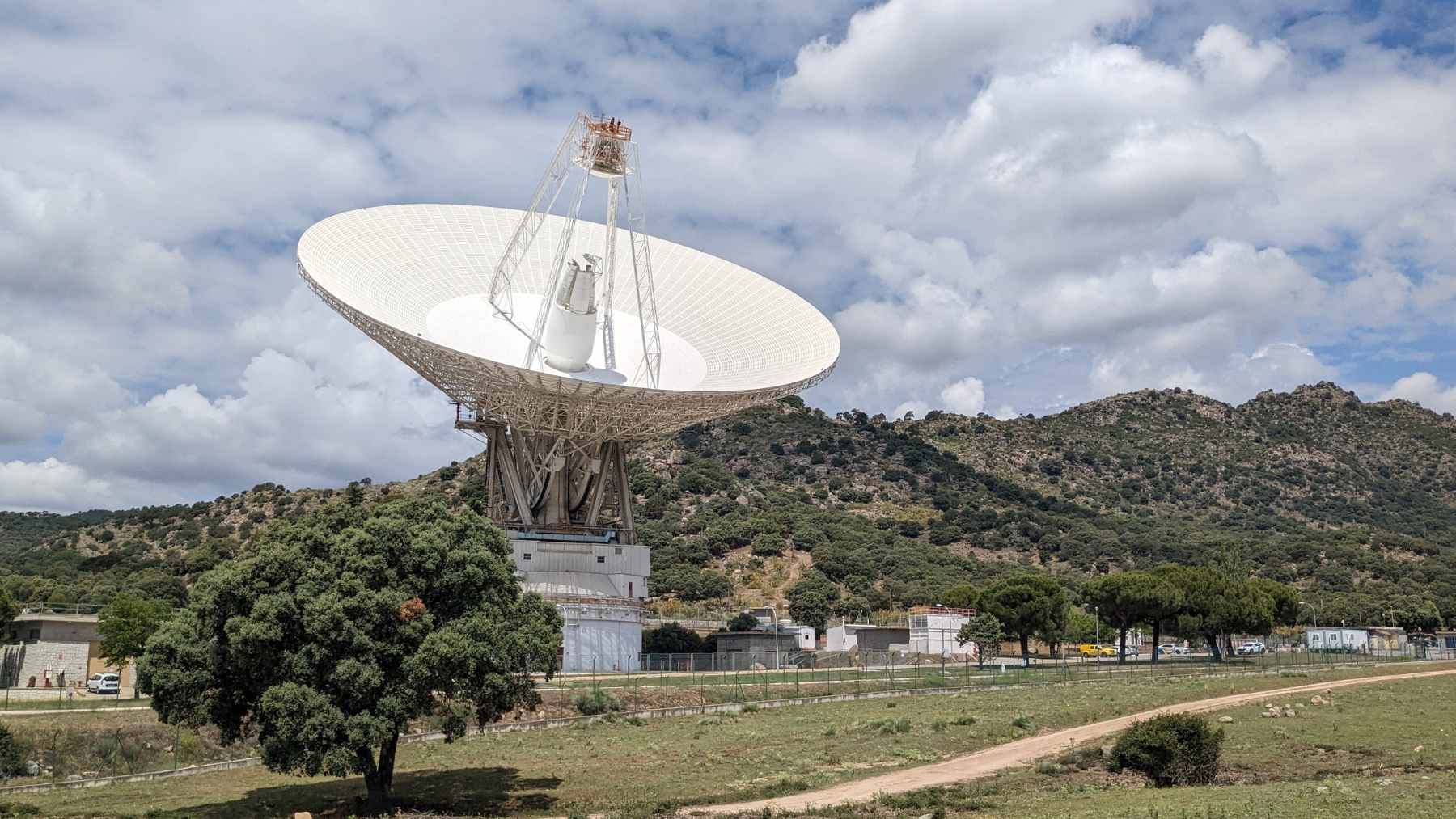 ECOnews 1 Artist illustration of a fast radio burst emitting from a magnetar within a distant, young star-forming galaxy.