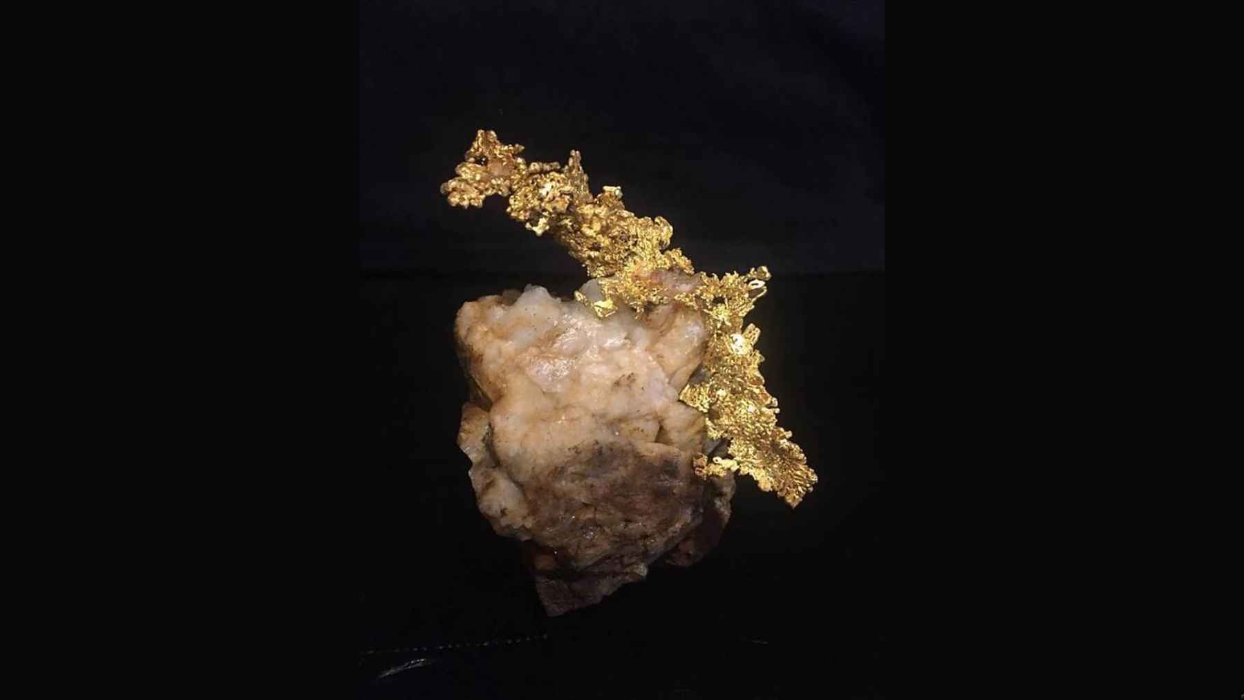 Geologists say earthquakes may be “making” gold nuggets inside quartz, and the study explains how extreme pressure, fluids, and hairline fractures do the work 1 Gold nugget embedded in a quartz mineral specimen from a natural gold-bearing vein.