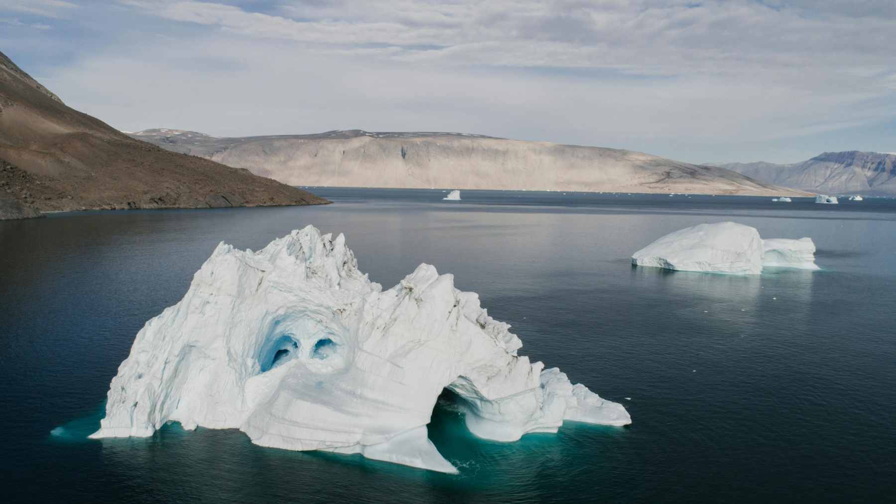 A study finds Greenland’s ice melt grew sixfold in three decades, from about 14 to 90.8 billion U.S. tons, and the numbers put hard scale on a change already showing up at sea 1 Aerial view of meltwater runoff forming rivers on the surface of the Greenland Ice Sheet during an extreme heat event.