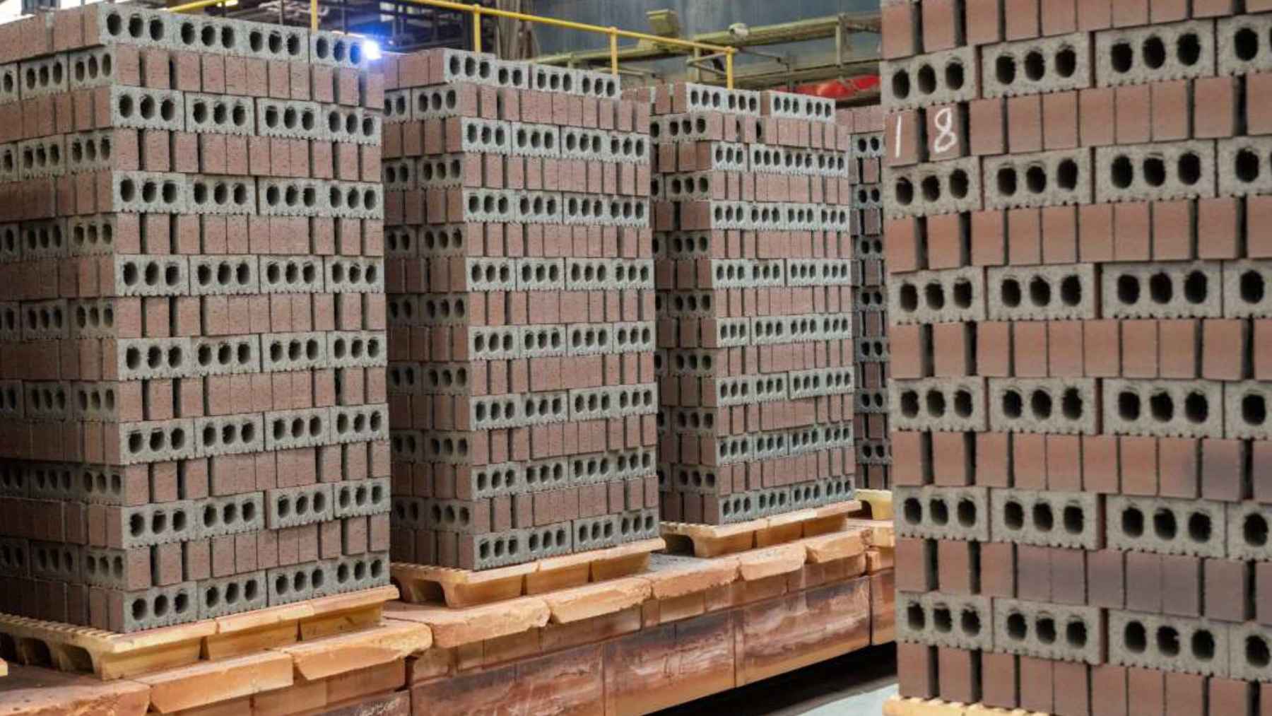 The United Kingdom fires up the first commercial hydrogen-powered brick factory: the date is set, and the industrial shift feels like the start of a “new era” 1 Stacks of clay bricks inside a hydrogen-powered brick manufacturing facility in the United Kingdom