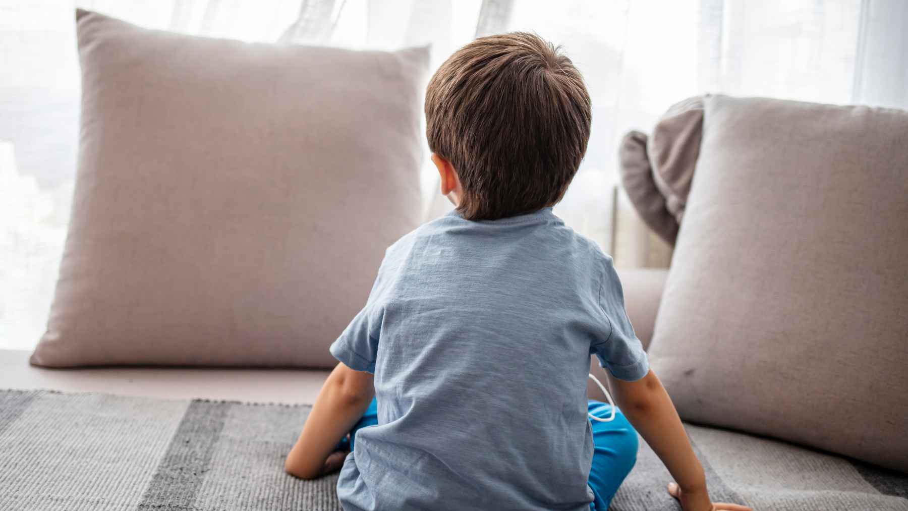 Adult reflecting on childhood independence linked to the long-term psychology of latchkey kids