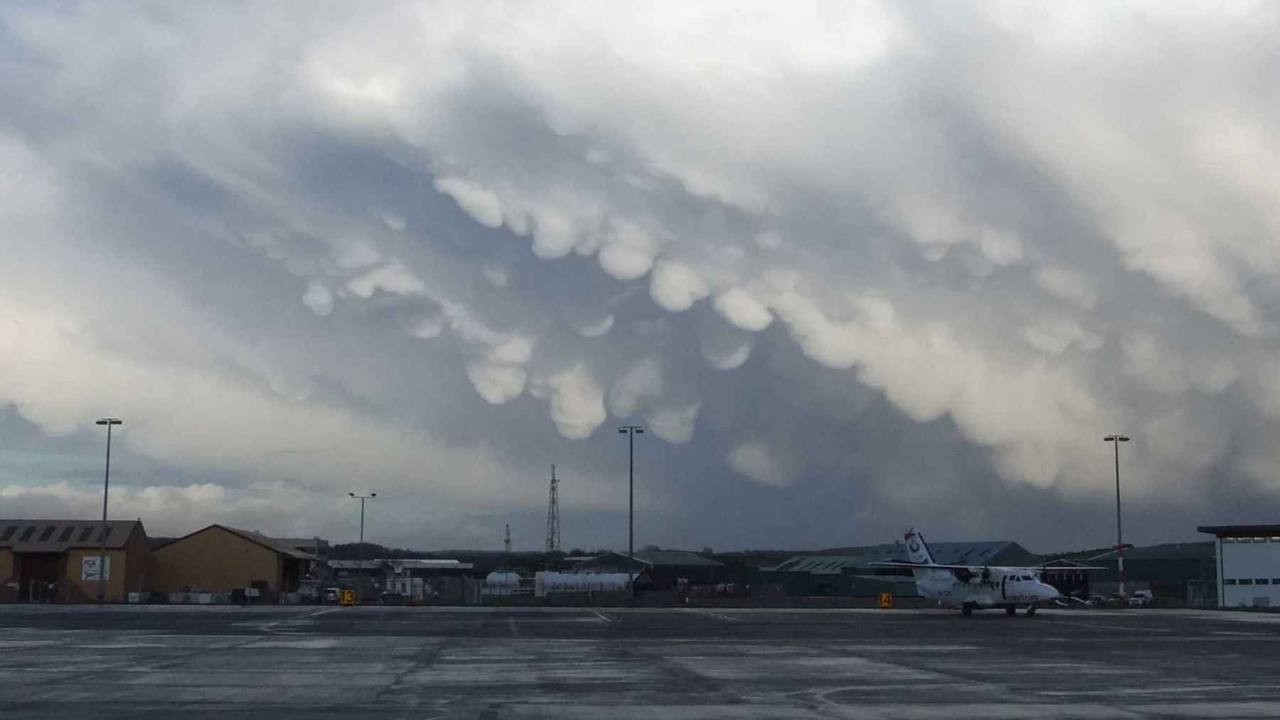 Qatar, March 2026: “Mammatus clouds” appear in the sky, and the explanation is not as innocent as it seems… (and the detail that has meteorologists worried) 1 Mammatus clouds forming above an airport during unstable thunderstorm weather in Qatar