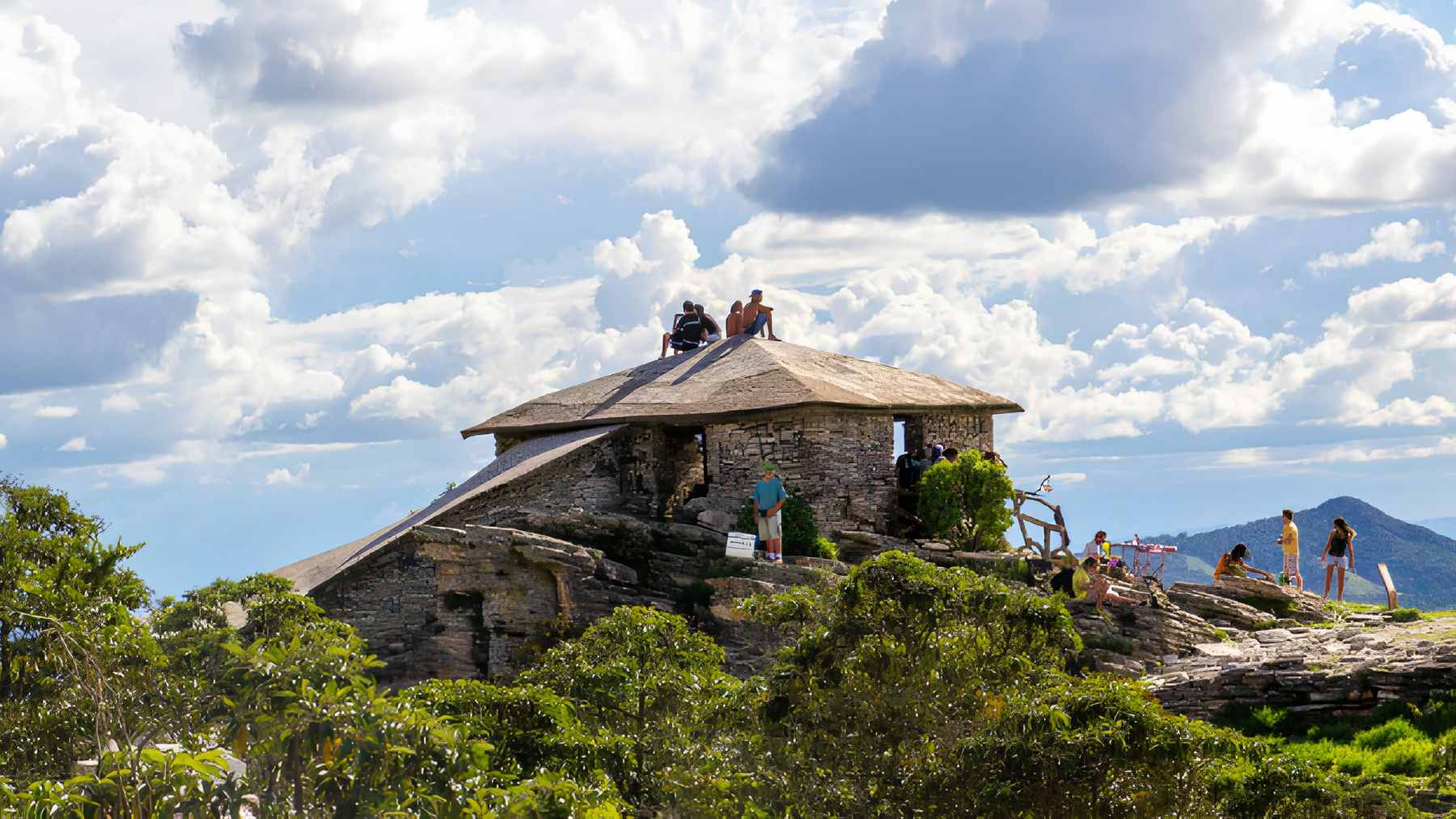 A mystical Brazilian city was built on a crystal mountain at about 4,724 feet, and its century-old homes and churches challenge engineering with a secret hidden underfoot 1 Traditional houses and cobblestone streets in São Tomé das Letras, constructed entirely from local quartzite slabs.
