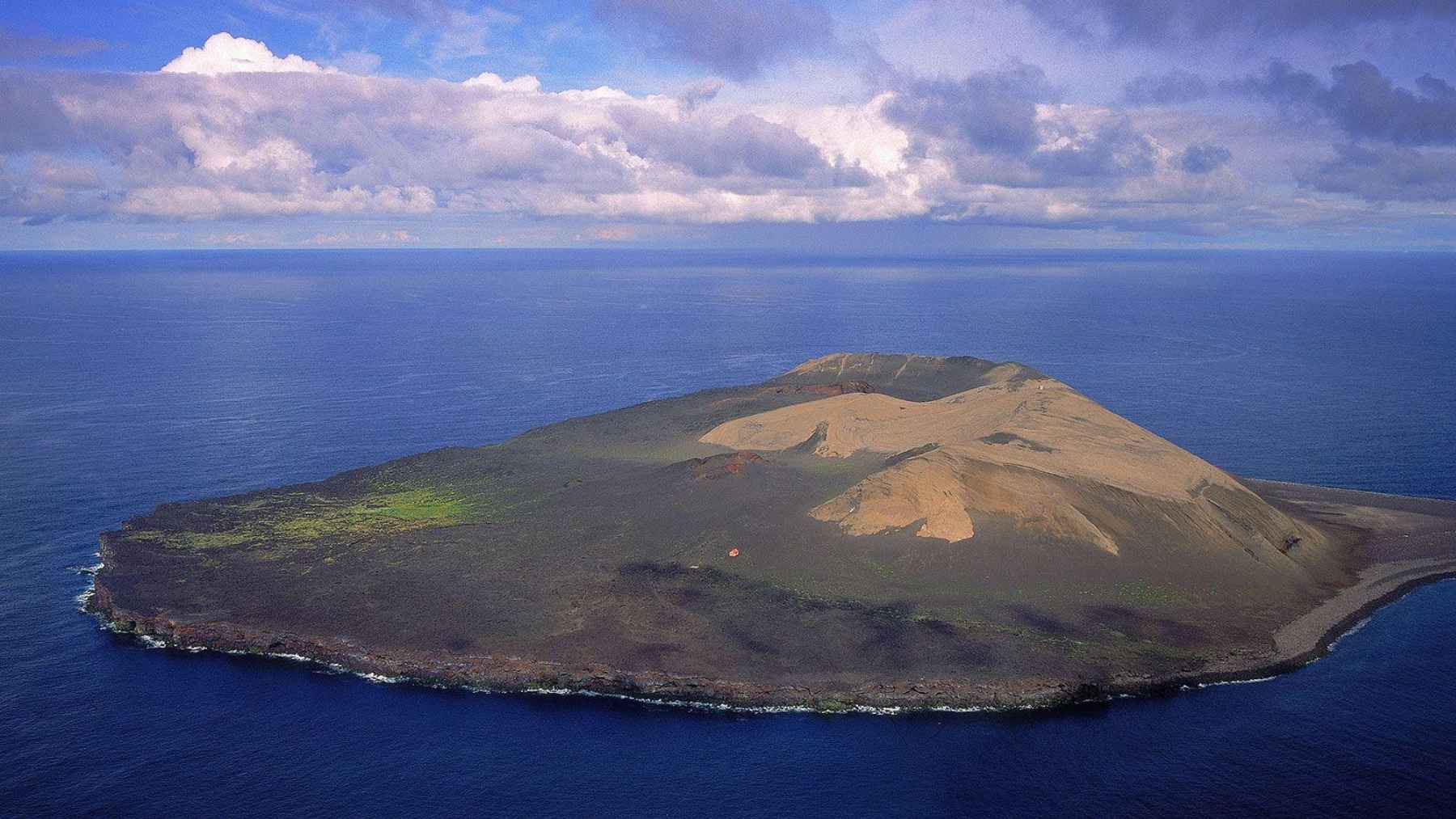 A volcanic island was born out of nowhere in 1963, stayed isolated from humans from day one, and now functions as a natural lab for watching life start from scratch 1 Aerial view of Surtsey island in Iceland, showing its volcanic terrain and isolated location in the North Atlantic.