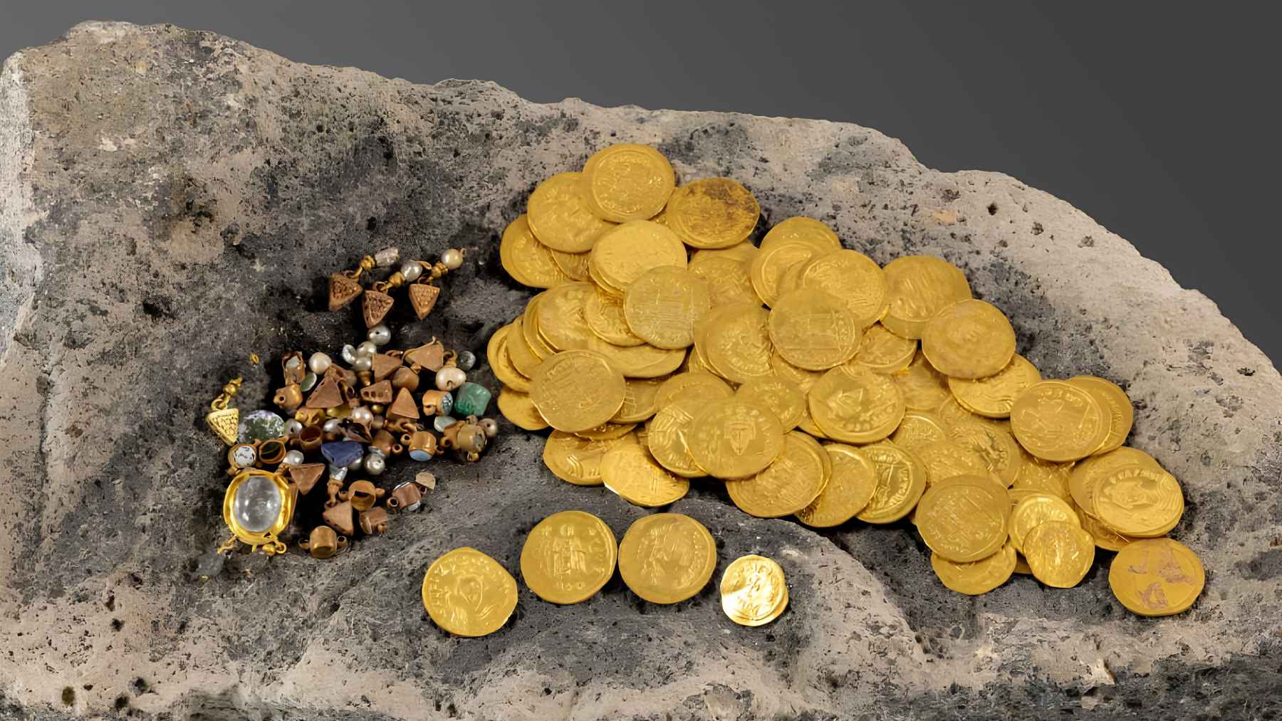 Byzantine gold coins and jewelry discovered in Hippos, Israel, forming a hidden treasure from the 7th century.