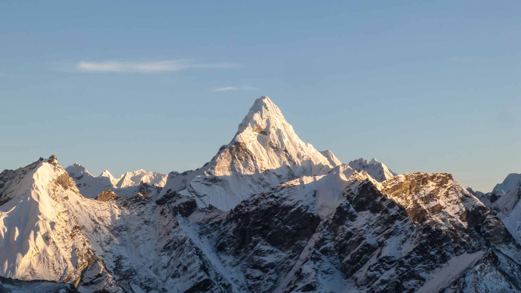 A side-by-side comparison showing the Earth's equatorial bulge and how Chimborazo's proximity to the equator makes its summit farther from the Earth's center than Everest's.