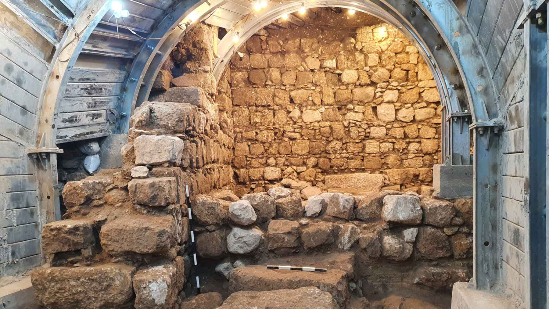A volunteer finds a tiny 1,600-year-old gold bead in Jerusalem’s ancient City of David, and that speck of metal revives a daily-life moment from another era 1 Archaeological excavation site in the City of David where a 1600 year old gold bead was discovered.