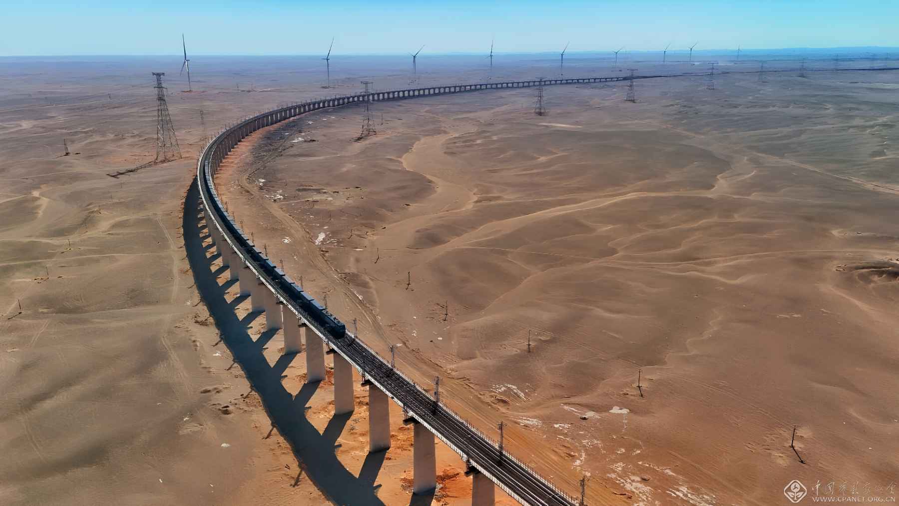 China’s wild idea: a 1,118-mile rail bridge across the Gobi that dares gravity, sandstorms, and basic common sense 1 Long rail viaduct crossing the desert landscape of the Gobi as trains move through an arid corridor