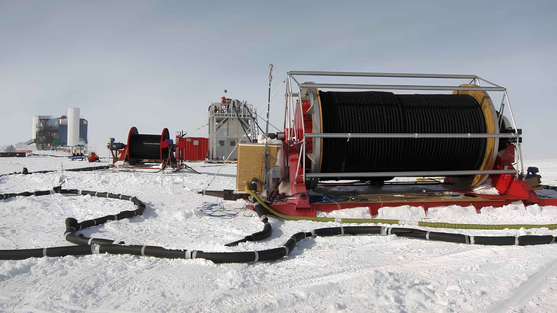 IceCube releases its first report using a new neutrino analysis method, and the upgrade could sharpen how we “listen” to particles that cross Earth without leaving a trace 1 IceCube drilling and cable equipment on the Antarctic surface used to deploy sensors deep into the ice.