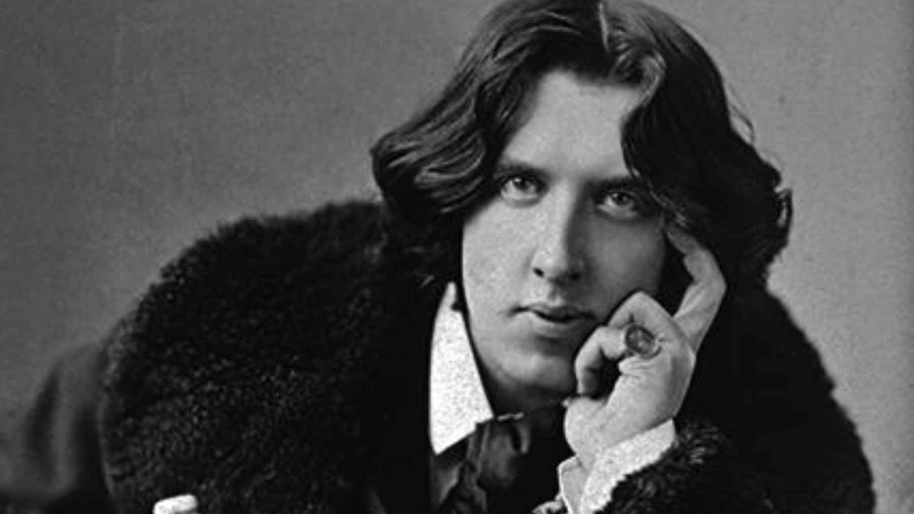 Portrait of Oscar Wilde, Irish writer and playwright, known for his reflections on love and relationships.