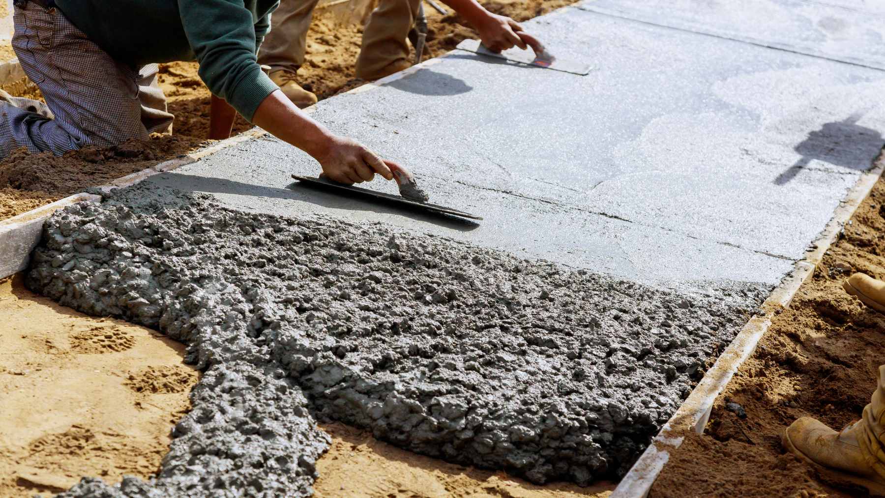 Saudi Arabia imports sand even though it’s a desert country, but desert sand is too smooth and rounded to make strong concrete 1 Close-up of smooth, rounded desert sand grains compared to rough, angular construction sand used in concrete manufacturing.