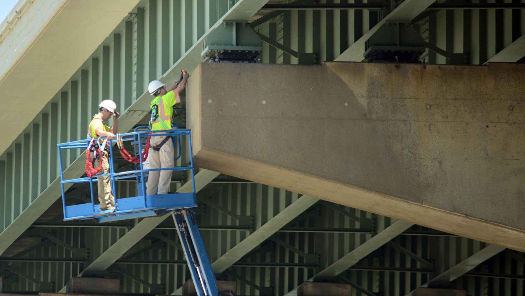 The United States has 624,167 bridges, of which more than 220,000 are in need of repair, but a new generation of quantum sensors could detect hidden damage before it becomes visible from the road 1 Engineers inspecting a large bridge structure using a lift platform during a routine safety inspection.