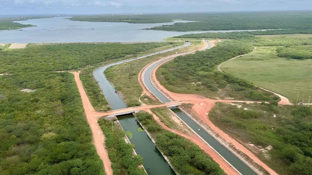 Curving water canal connected to reservoir in Ceará’s artificial river project in Brazil
