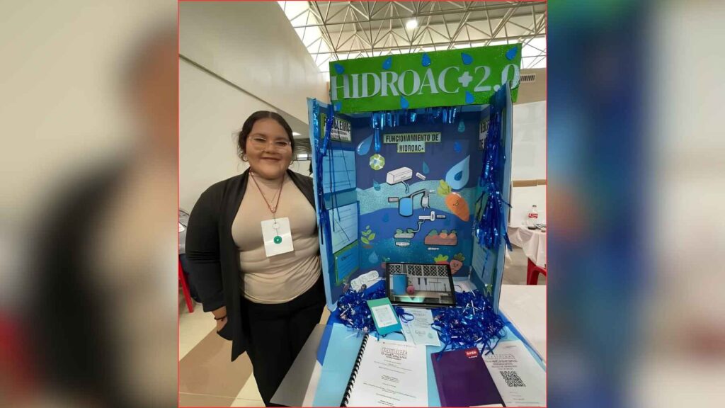 Dania Yasaret Saldaña Martínez presenting her HidroAC+ project at a science fair in Mexico