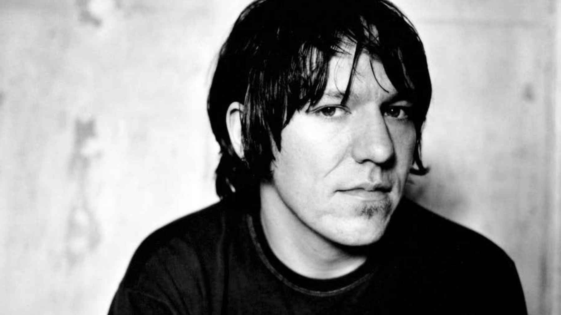 Almost 20 years after his death, Elliott Smith, born on August 6, 1969, has just received a very unusual tribute: a minor planet discovered in 2014 will officially bear his name in the solar system 1 Black-and-white portrait of singer-songwriter Elliott Smith, whose name has been officially assigned to minor planet 861969.