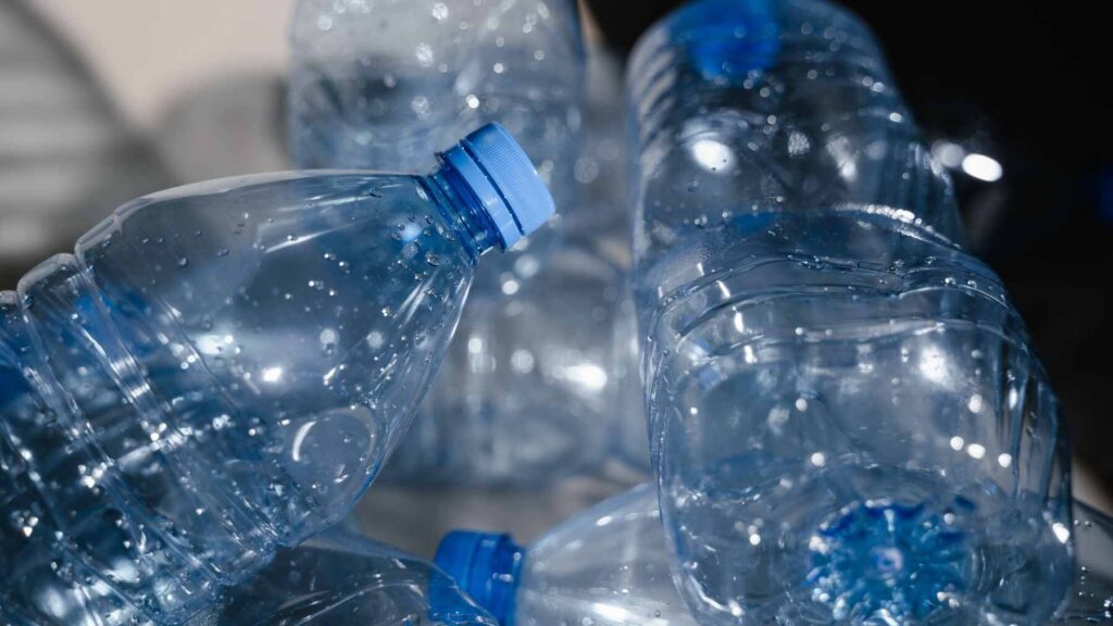 A bottom-set fishing net equipped with sealed, recycled plastic bottles acting as acoustic reflectors to warn dolphins.