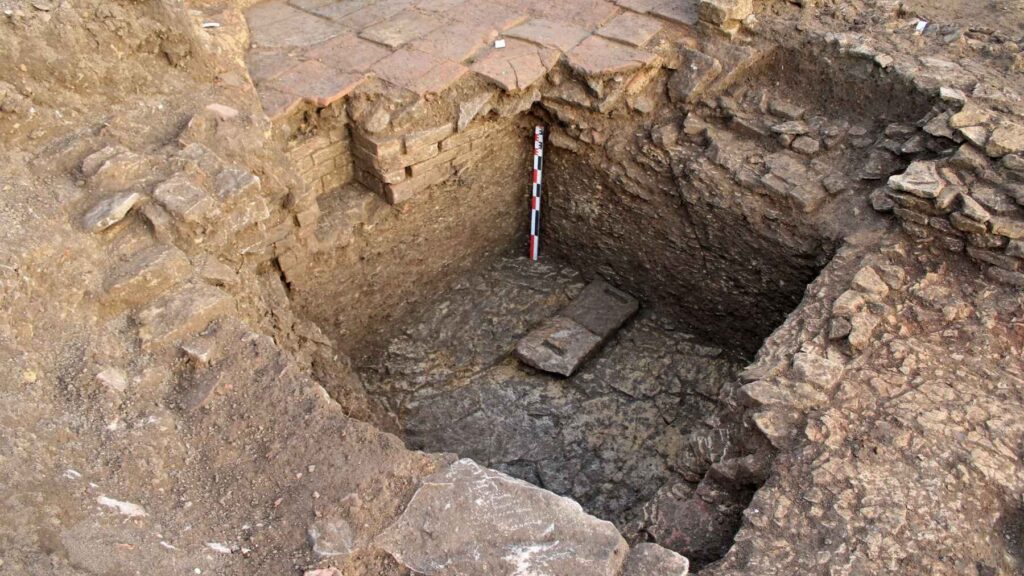 Excavation of the Roman residential district in Senon, France, where archaeologists uncovered coin-filled ceramic vessels.