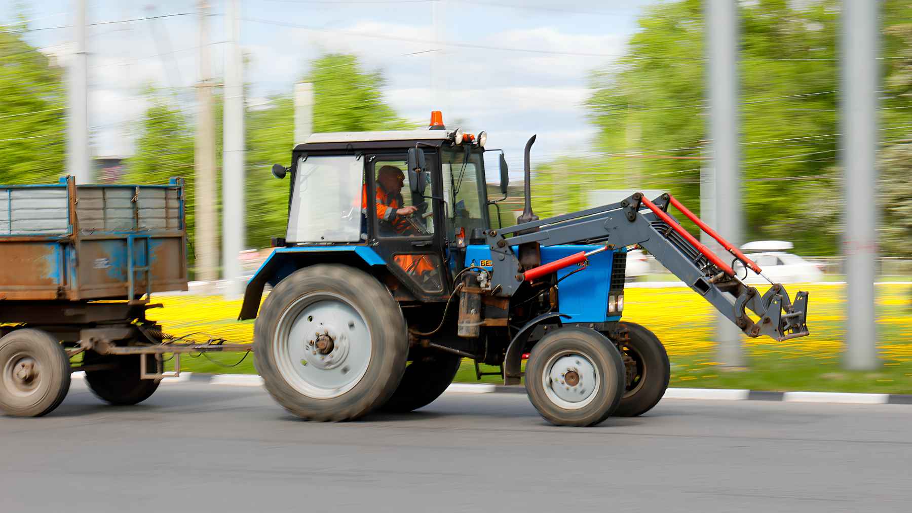 Blue tractor photographed by Novgorod State University, linked to a project that proposes injecting cooled exhaust gases into soil.