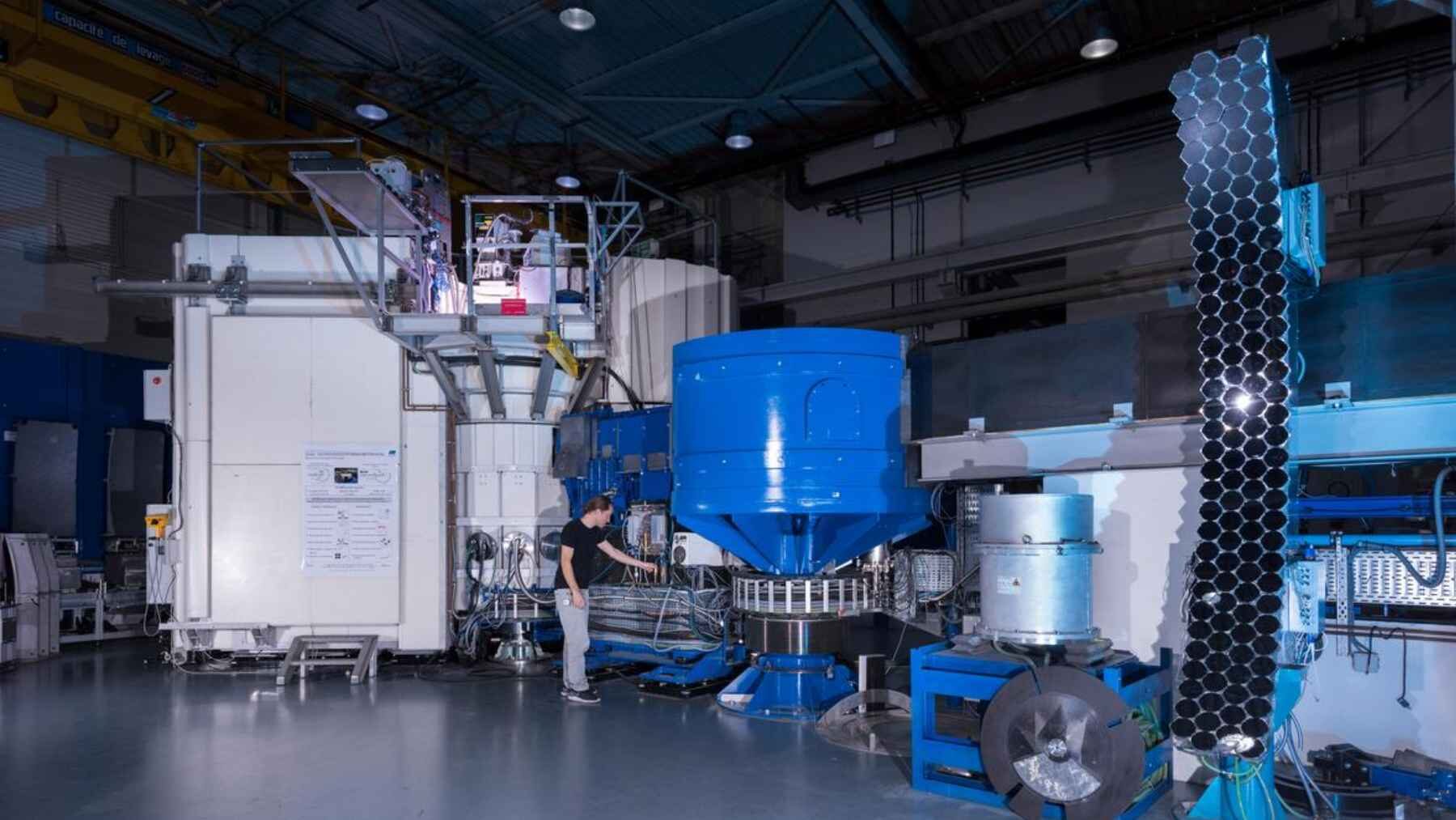 Neutron scattering instrument used to study quantum entanglement in a heavy-fermion strange metal crystal.