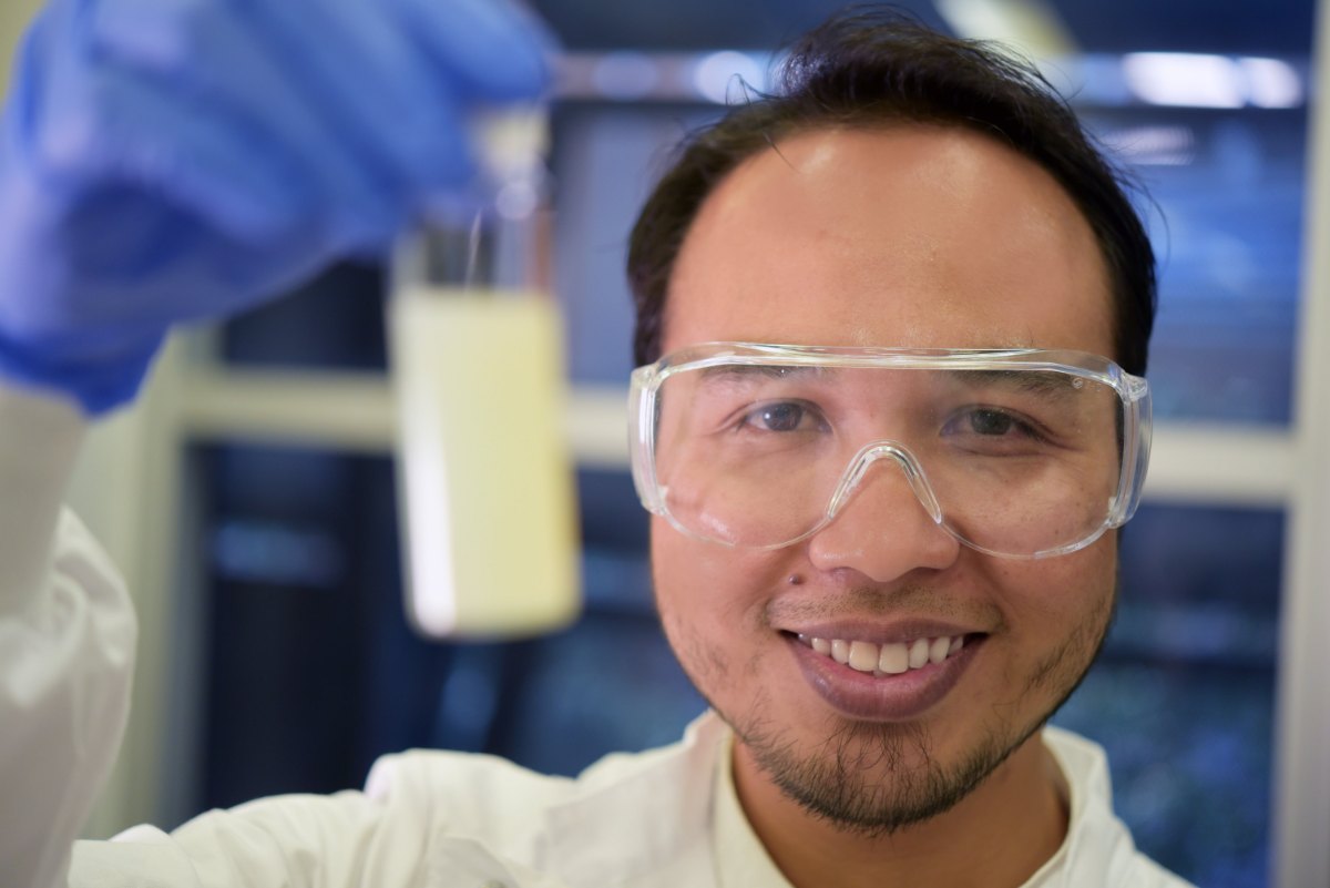 Dr. Asep Nugraha of the University of Queensland in the laboratory